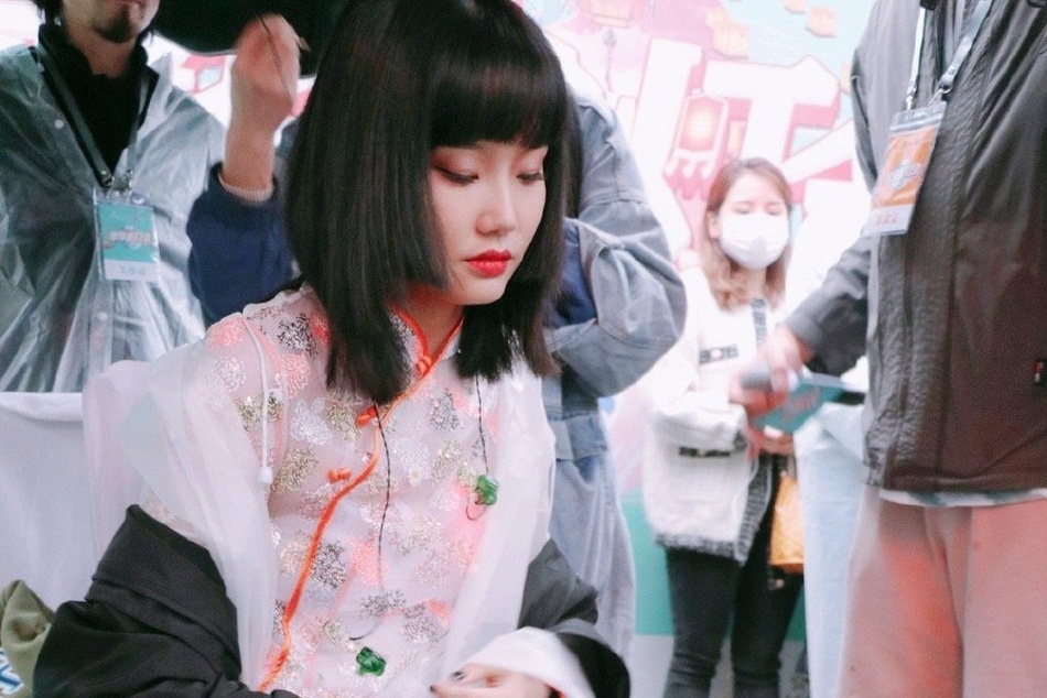 Cach che vet thuong khi bieu dien cua nu ca si Trung Quoc hinh anh