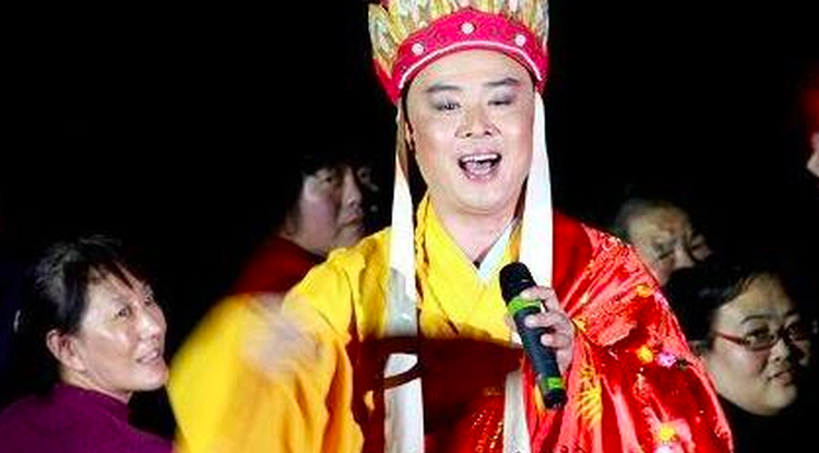 'Duong Tang' Tu Thieu Hoa mac ao ca sa hat muu sinh hinh anh