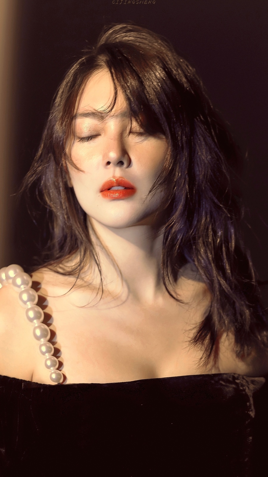 Trieu Vy gian lan kinh te anh 2