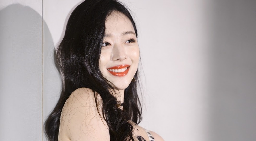 Nguoi ham mo tuong niem mot nam Sulli qua doi hinh anh