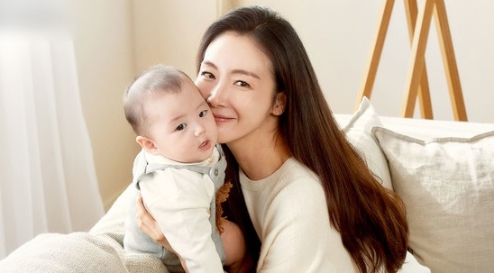 Choi Ji Woo lan dau xuat hien sau 5 thang sinh con hinh anh