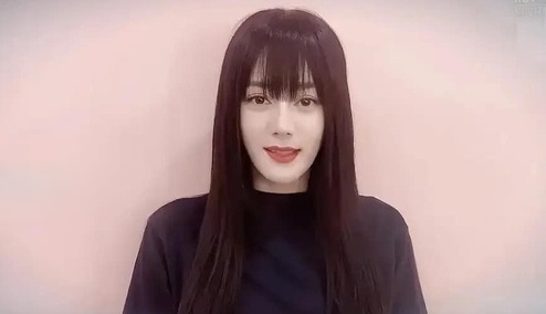 Dich Le Nhiet Ba voi guong mat do cung hinh anh