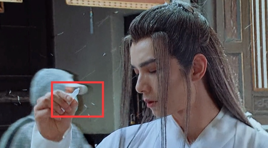 Sao nam Trung Quoc dung thuoc nho mat trong canh khoc hinh anh