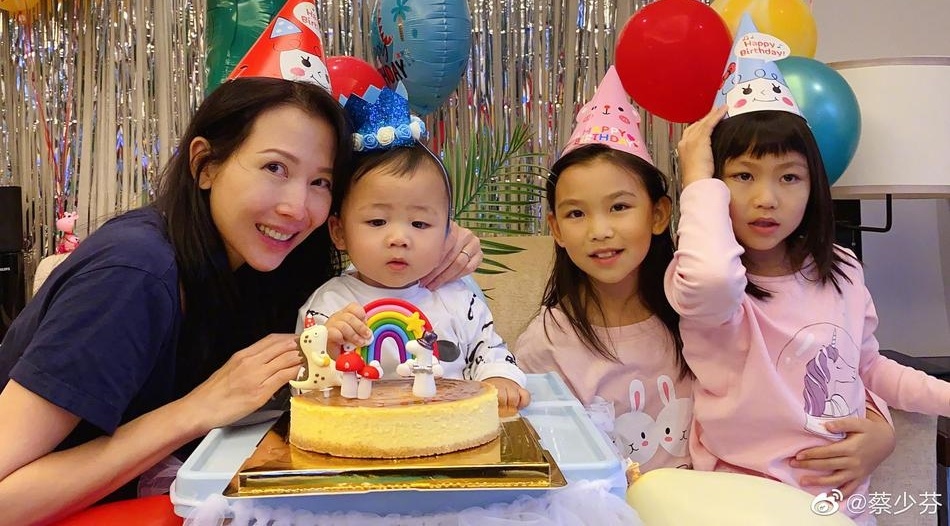 Thai Thieu Phan mung sinh nhat con trai hinh anh