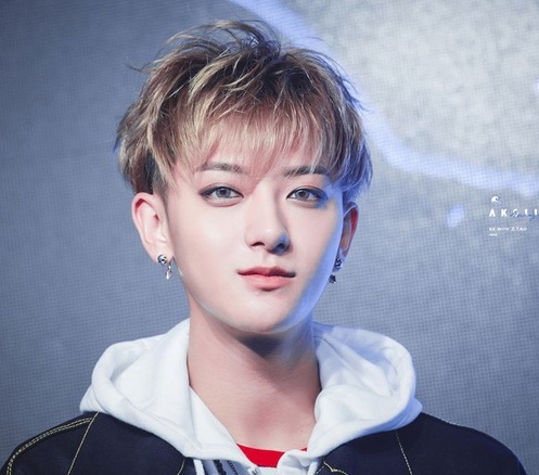 Hoang Tu Thao to tinh voi IU anh 3