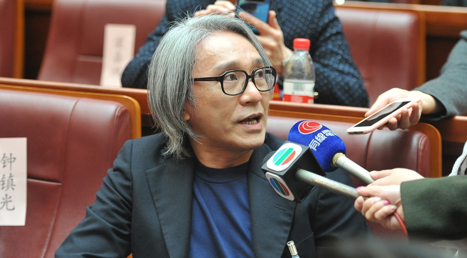 Chau Tinh Tri tranh ong kinh khi den hau toa hinh anh