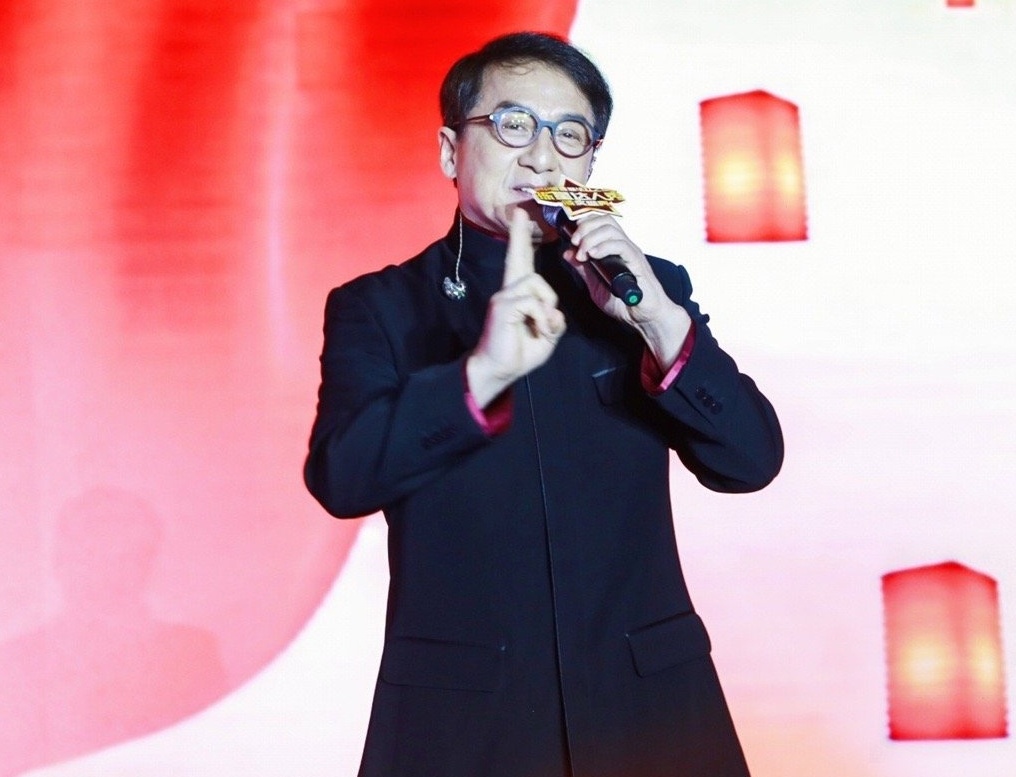 Thanh Long di du su kien binh dan anh 2