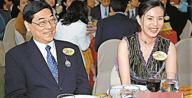 Nguoi dan ong khien Ly Nhuoc Dong mu quang khi yeu hinh anh