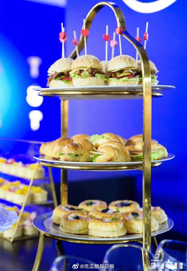 Đặng Luân chụp ảnh bên tủ đông lạnh thịt ảnh 3 Dang Luan chup anh ben tu dong lanh thit anh 3