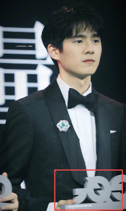 Đặng Luân chụp ảnh bên tủ đông lạnh thịt ảnh 4 Dang Luan chup anh ben tu dong lanh thit anh 4