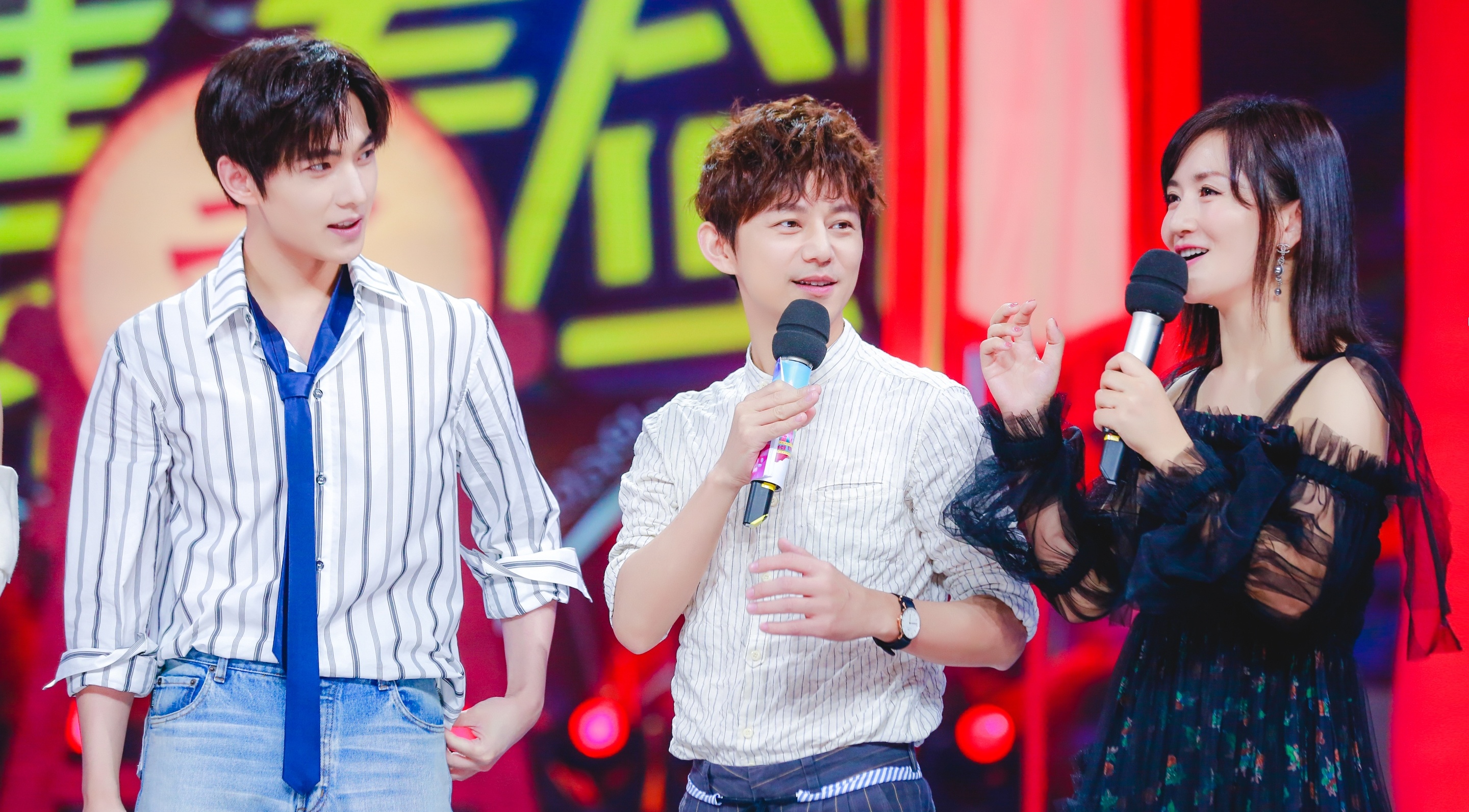 Dan MC quoc dan cua Trung Quoc bi to cao nhan vang, do hieu cua fan hinh anh
