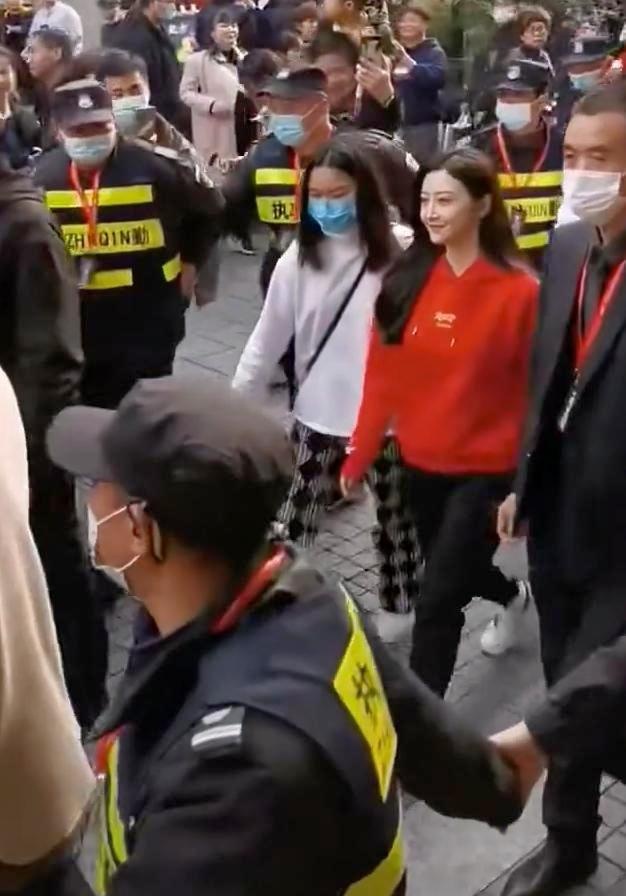 Canh Diem su dung nhieu ve si anh 2