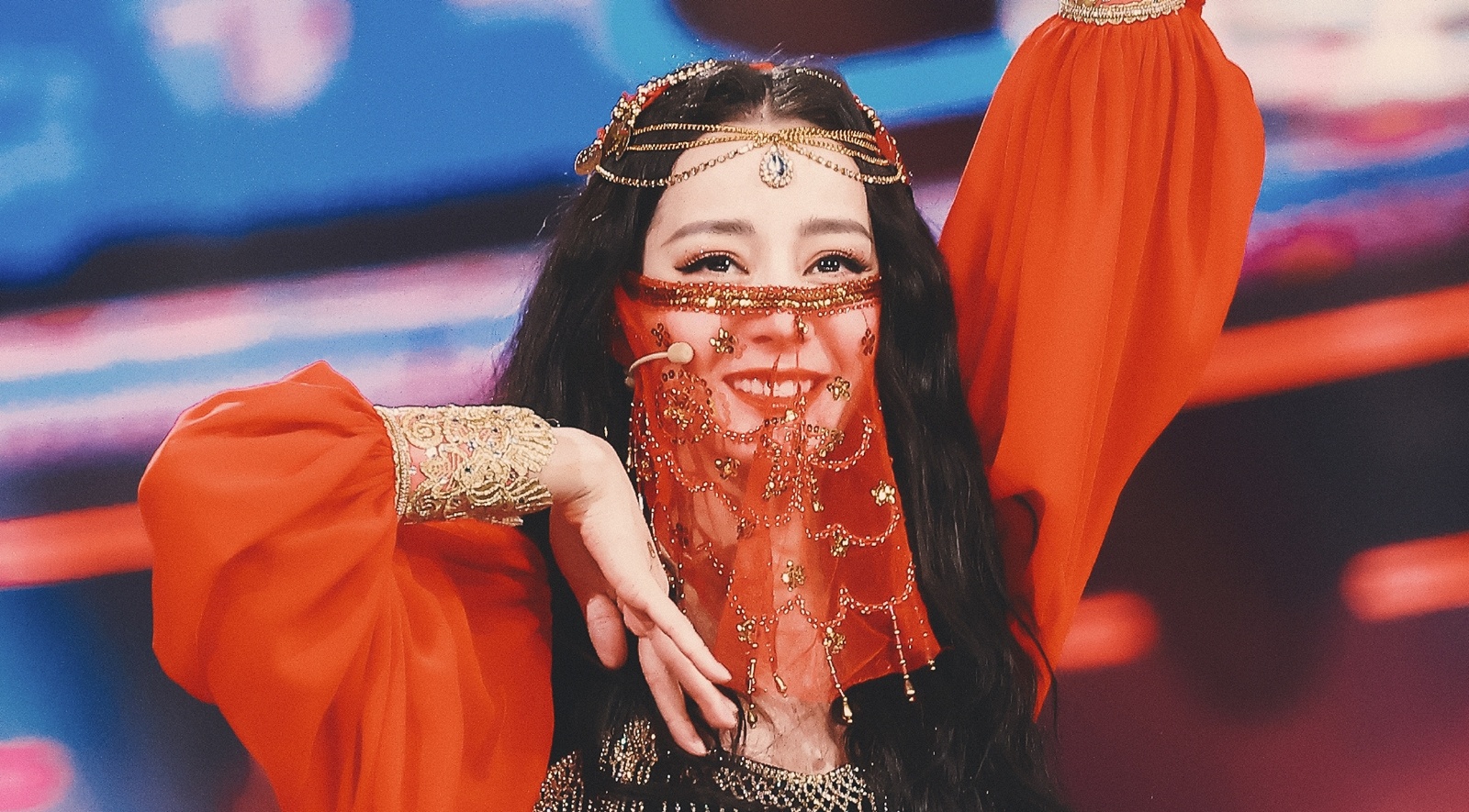 Nhan sac Dich Le Nhiet Ba gay an tuong trong chuong trinh cuoi nam hinh anh