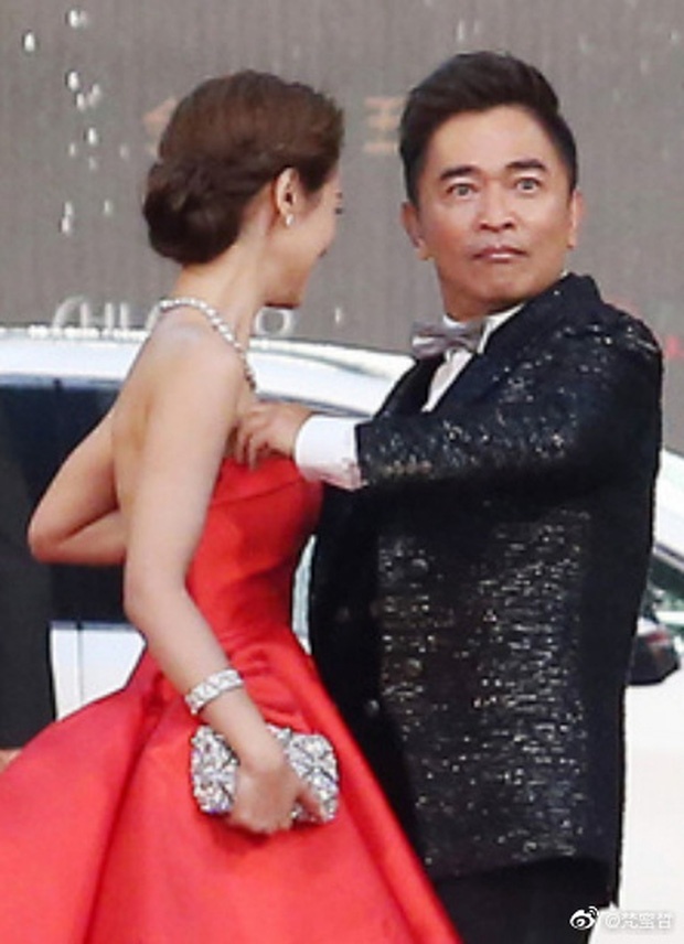 Ngô Tông Hiến chỉnh váy cho con gái ảnh 2 Ngo Tong Hien chinh vay cho con gai anh 2