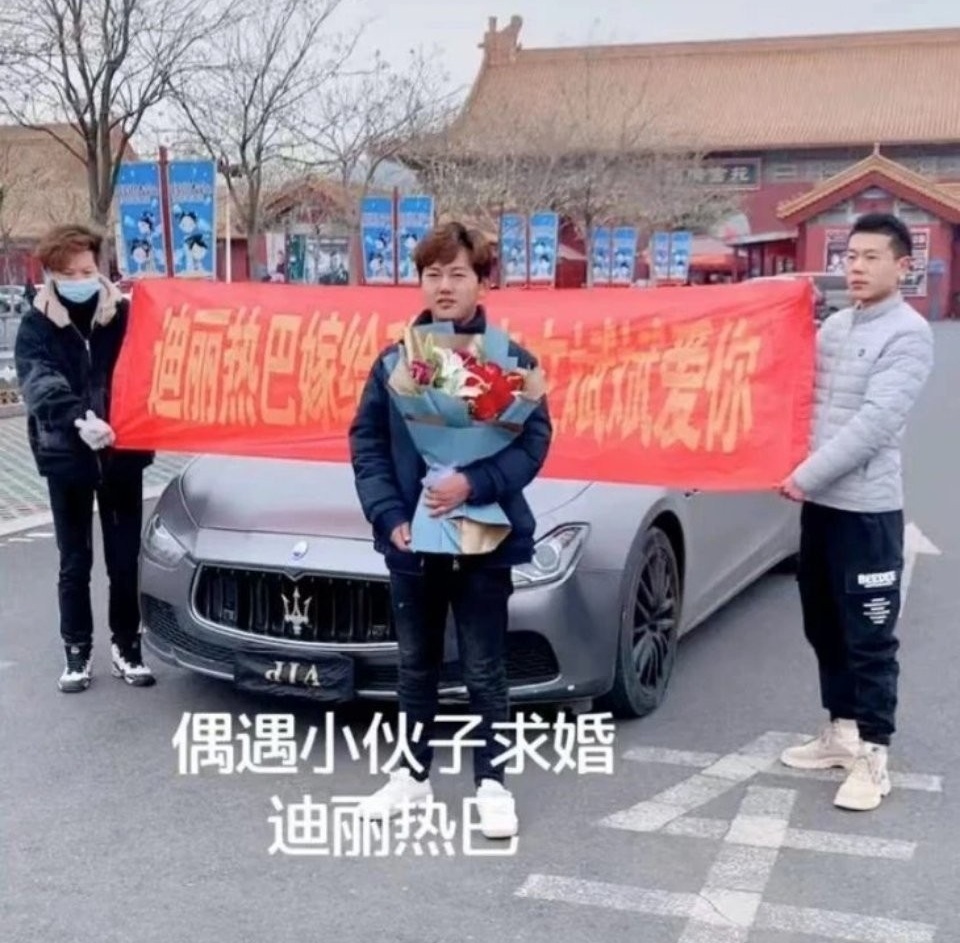 Dich Le Nhiet Ba duoc cau hon anh 2