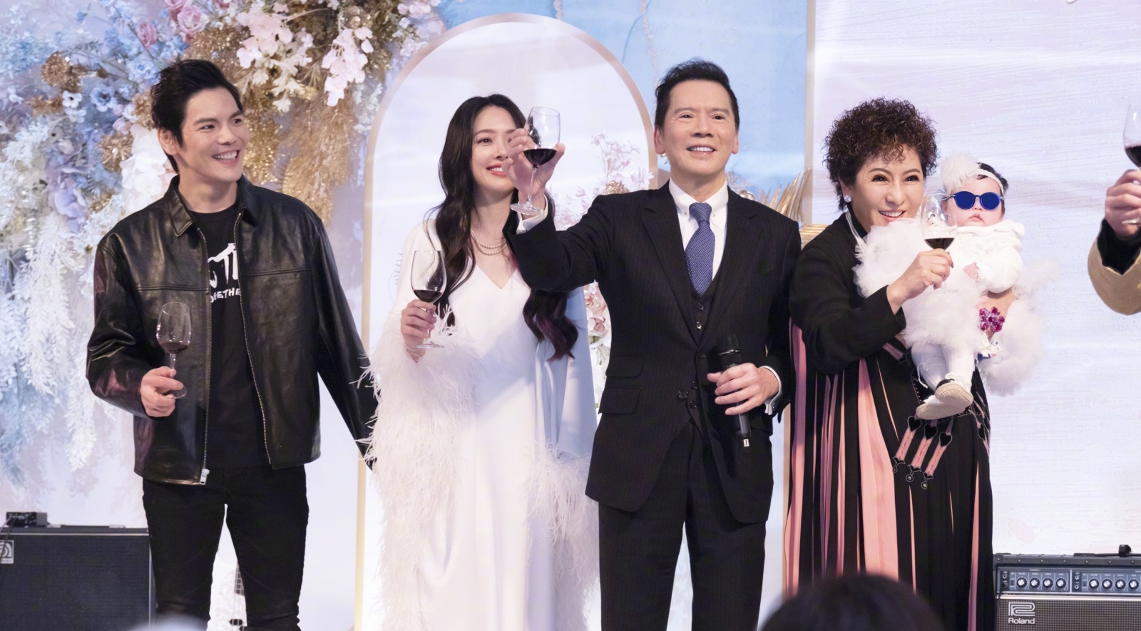 Con gai cua Quach Bich Dinh va Huong Ta lan dau lo dien hinh anh