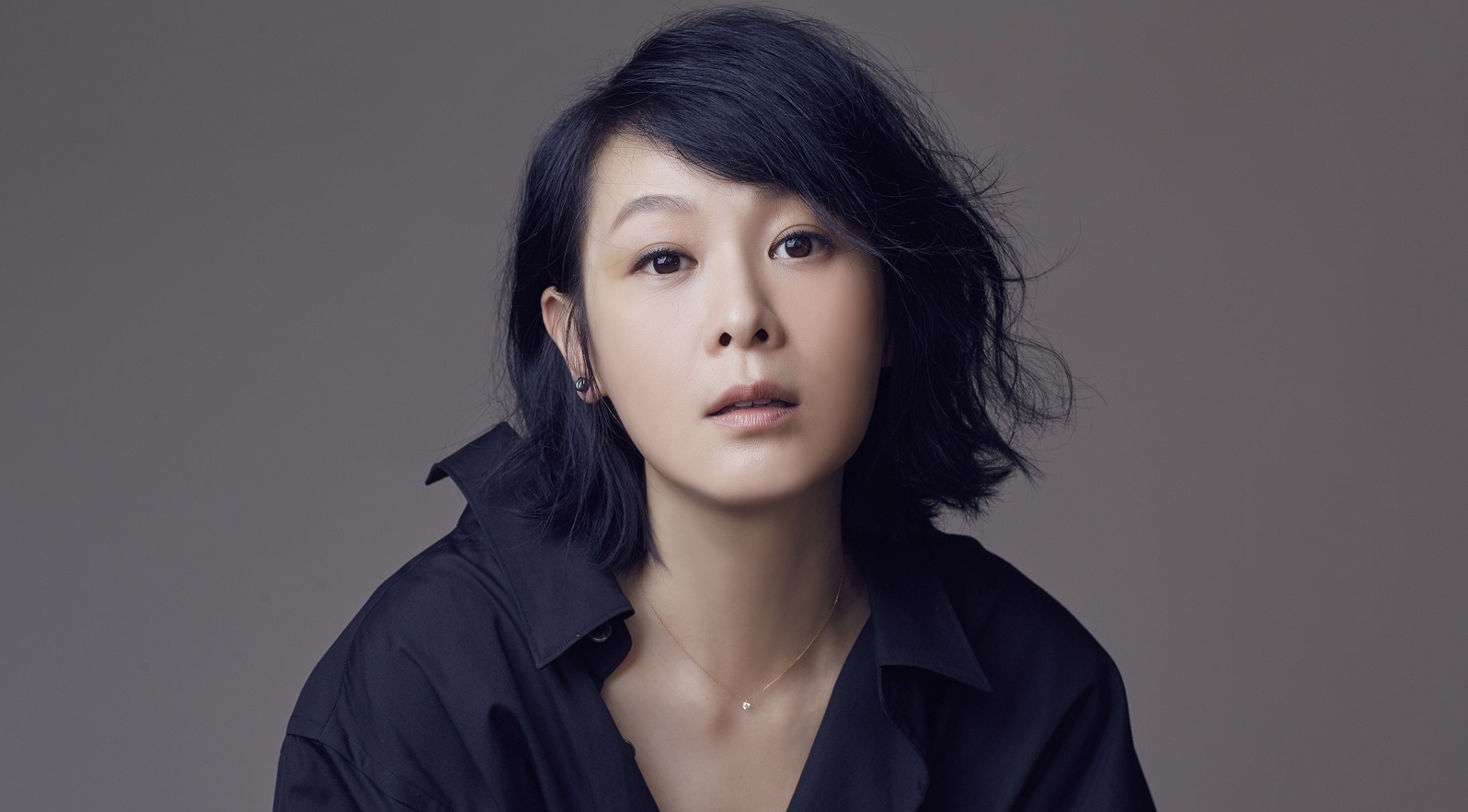 Luu Nhuoc Anh thuc hien dong tac treo nguoi tren khong o tuoi 51 hinh anh