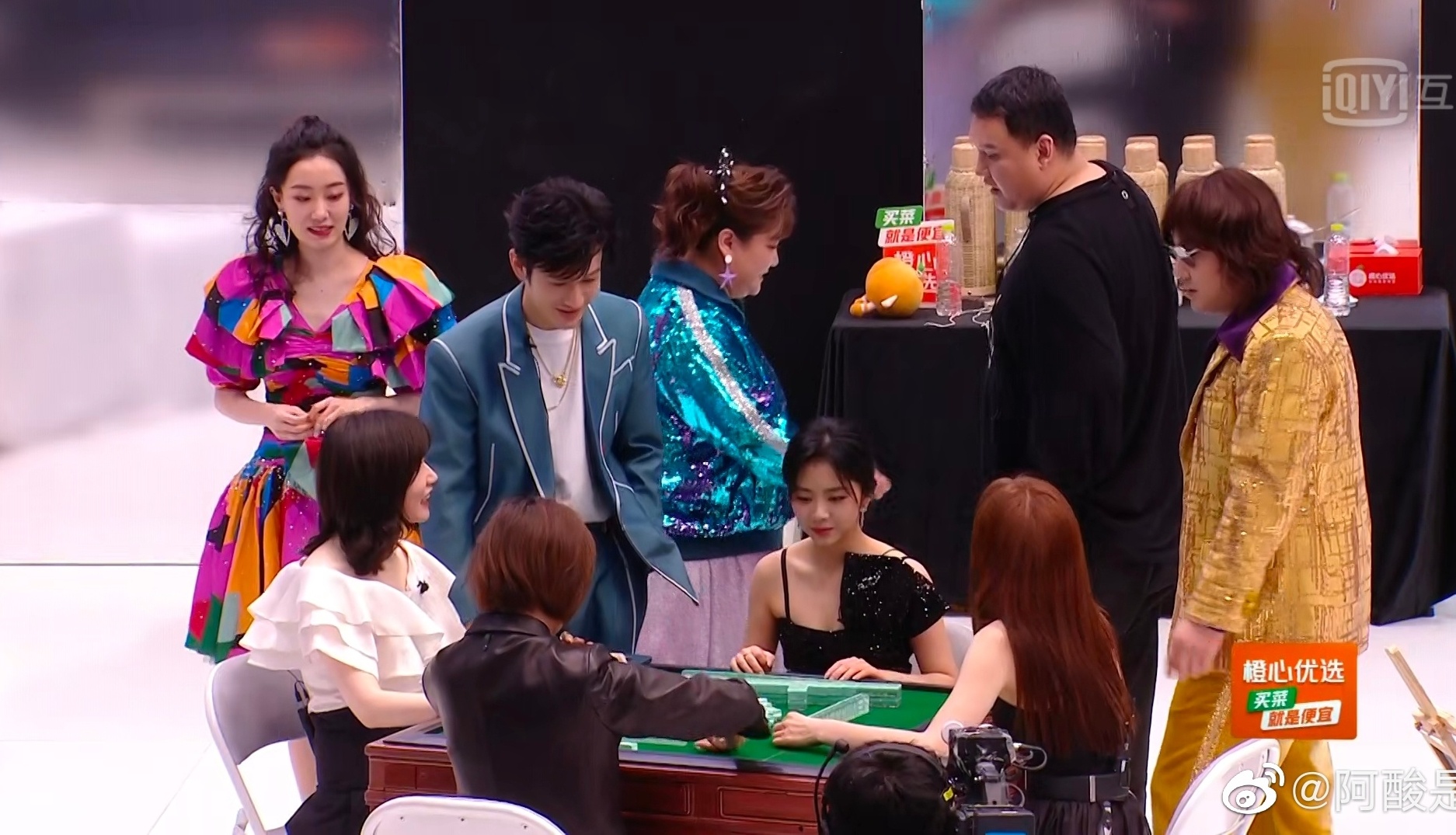 Nghe si Trung Quoc choi mat chuoc o hau truong su kien hinh anh