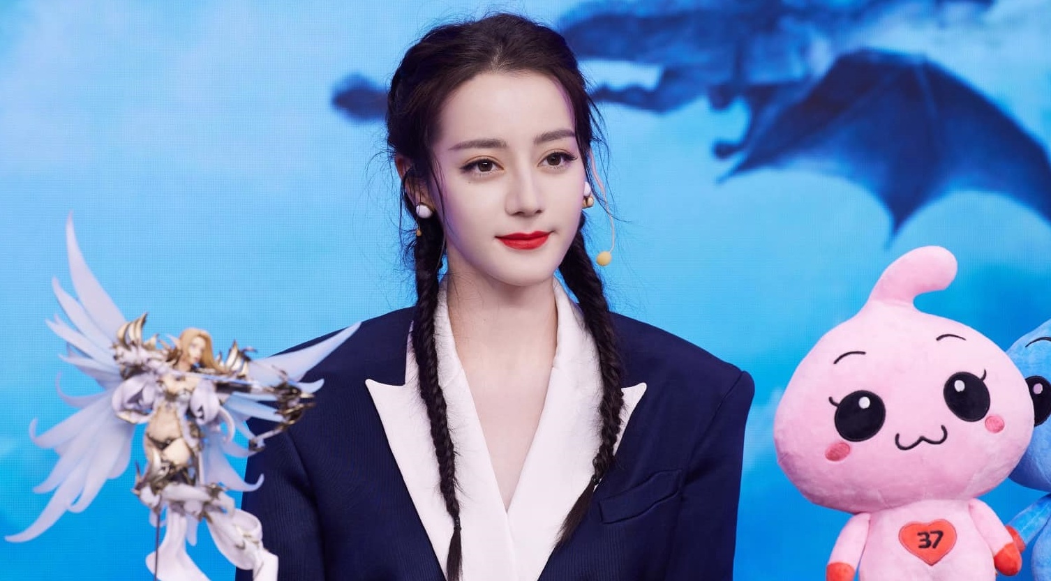 Dich Le Nhiet Ba gay tranh cai khi liem tay o su kien hinh anh