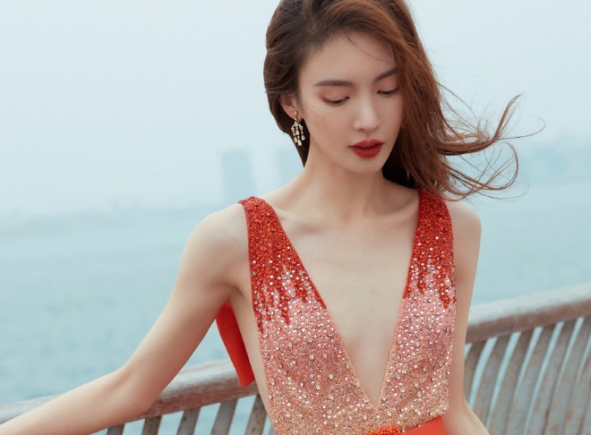 Sao nu Trung Quoc dien vay xe sau duoi thoi tiet am do hinh anh