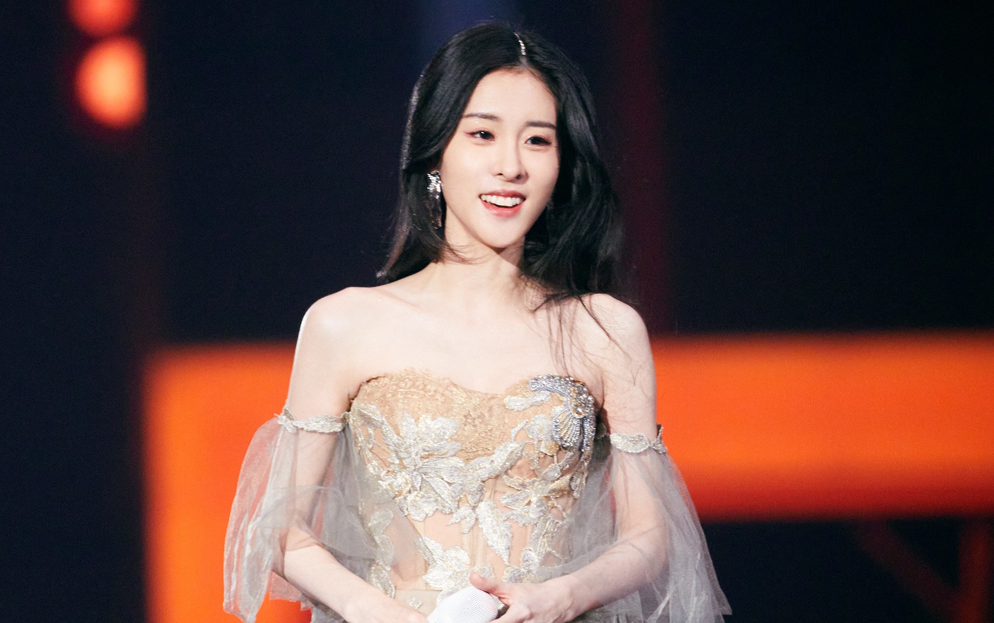 Nhan sac nu ca si sinh con cho Hoa Than Vu hinh anh