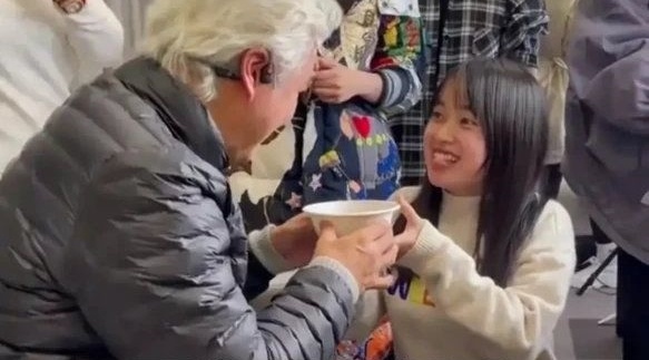 Nhan vien quy xuong khi nhan chao tu Lam Thoai Duong hinh anh