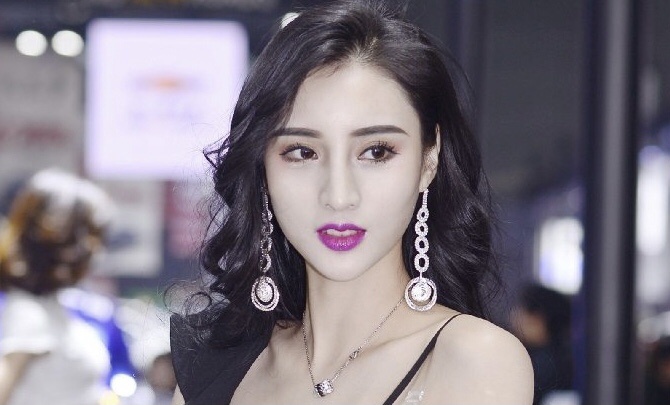 Nguoi mau xe hoi tro thanh Hoa hau chau A 2021 hinh anh