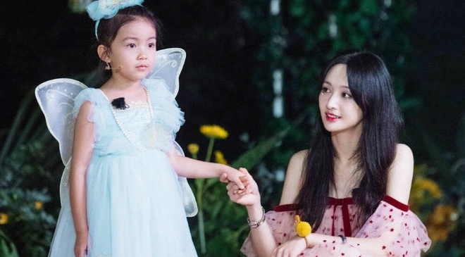 Hai con cua Trinh Sang duoc mieu ta co ngoai hinh xinh xan, dang yeu hinh anh