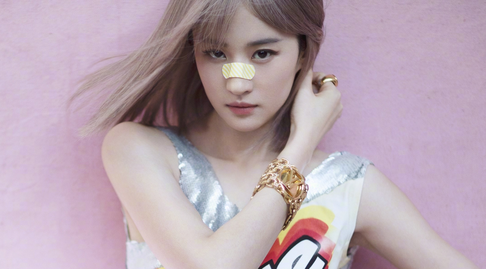 Luu Diec Phi dang anh hau truong sau khi bi che phat tuong hinh anh