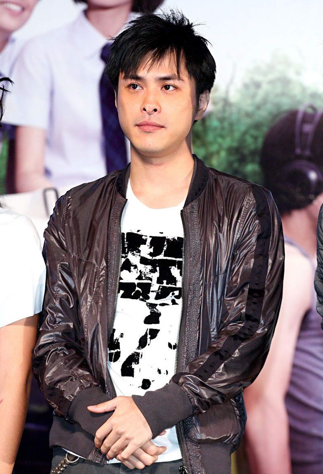 Tiểu Lương Triều Vỹ đi làm bồi bàn ảnh 2 Tieu Luong Trieu Vy di lam boi ban anh 2