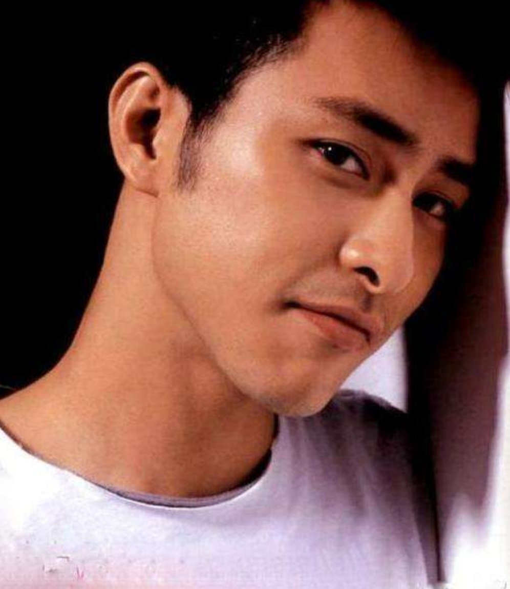 Tiểu Lương Triều Vỹ đi làm bồi bàn ảnh 1 Tieu Luong Trieu Vy di lam boi ban anh 1