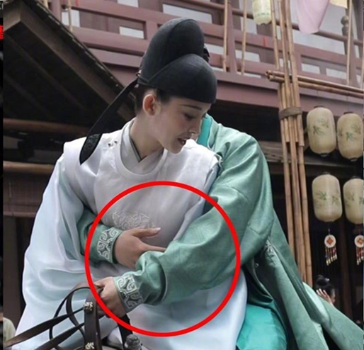 Co Luc Na Trat bi dong cham nguc anh 1