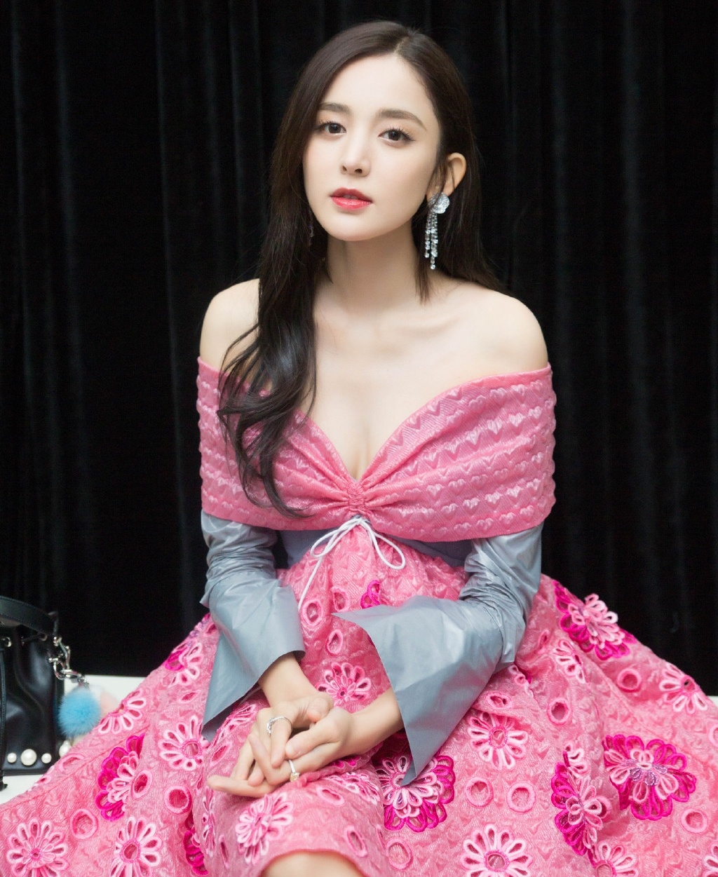 Cổ Lực Na Trát bị động chạm vòng một ảnh 5 Co Luc Na Trat bi dong cham vong mot anh 5