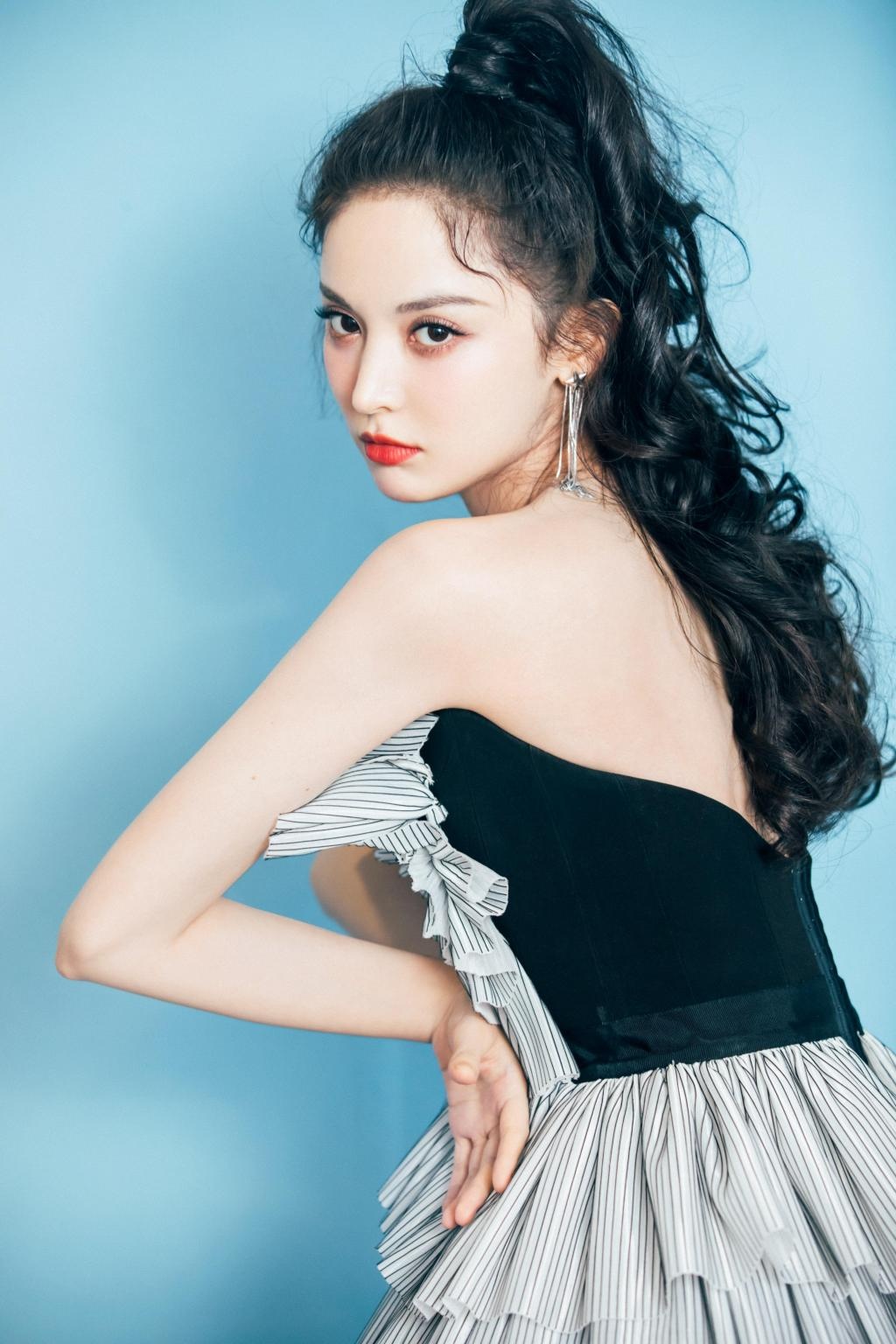 Cổ Lực Na Trát bị động chạm vòng một ảnh 2 Co Luc Na Trat bi dong cham vong mot anh 2