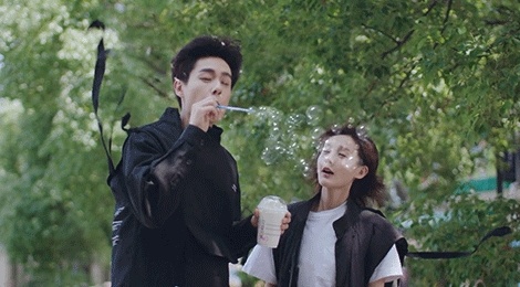 Phim Trung Quoc gay cuoi vi canh thoi tra sua ra bong bong hinh anh