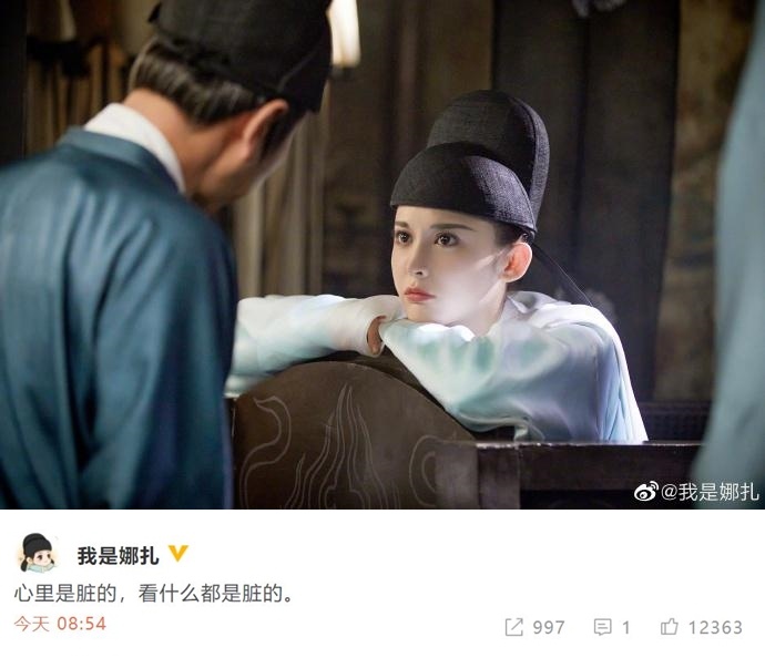 Co Luc Na Trat bi dong cham vao nguc anh 2