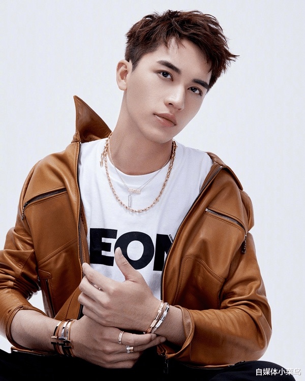 Hứa Ngụy Châu chạm vào ngực Cổ Lực Na Trát ảnh 9 Hua Nguy Chau cham vao nguc Co Luc Na Trat anh 9