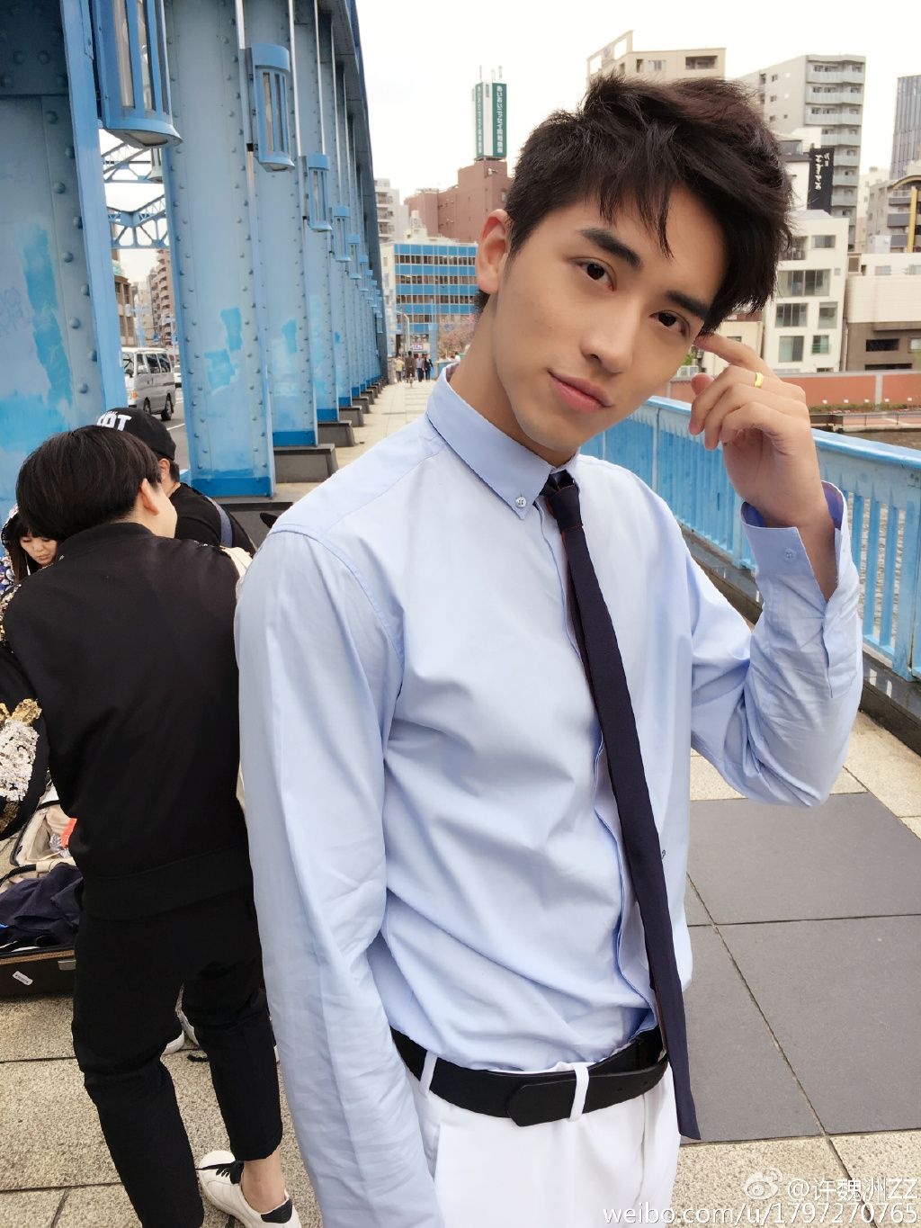 Hứa Ngụy Châu chạm vào ngực Cổ Lực Na Trát ảnh 5 Hua Nguy Chau cham vao nguc Co Luc Na Trat anh 5