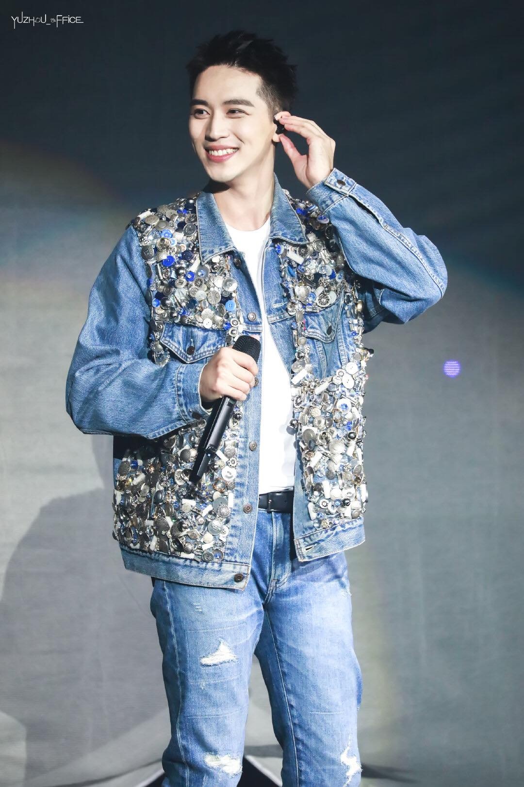 Hứa Ngụy Châu chạm vào ngực Cổ Lực Na Trát ảnh 11 Hua Nguy Chau cham vao nguc Co Luc Na Trat anh 11