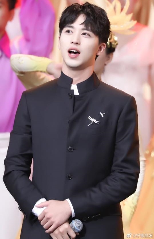 Hứa Ngụy Châu chạm vào ngực Cổ Lực Na Trát ảnh 12 Hua Nguy Chau cham vao nguc Co Luc Na Trat anh 12