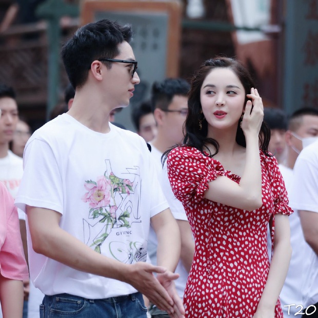 Hứa Ngụy Châu chạm vào ngực Cổ Lực Na Trát ảnh 3 Hua Nguy Chau cham vao nguc Co Luc Na Trat anh 3