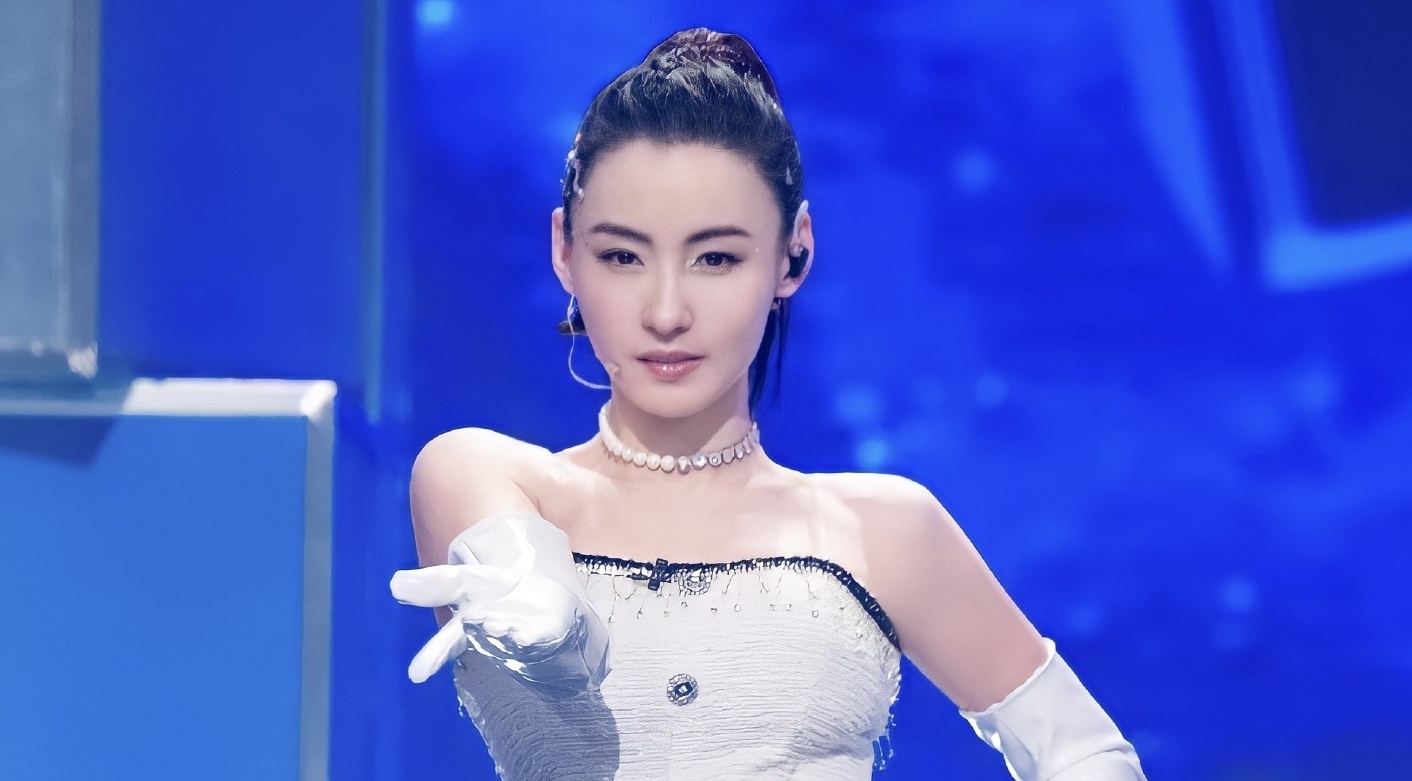 Truong Ba Chi bieu dien kem coi tren san khau hinh anh