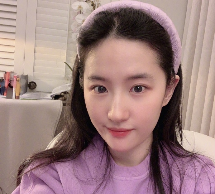 Luu Diec Phi dung mot chiec ghe suot 18 nam hinh anh