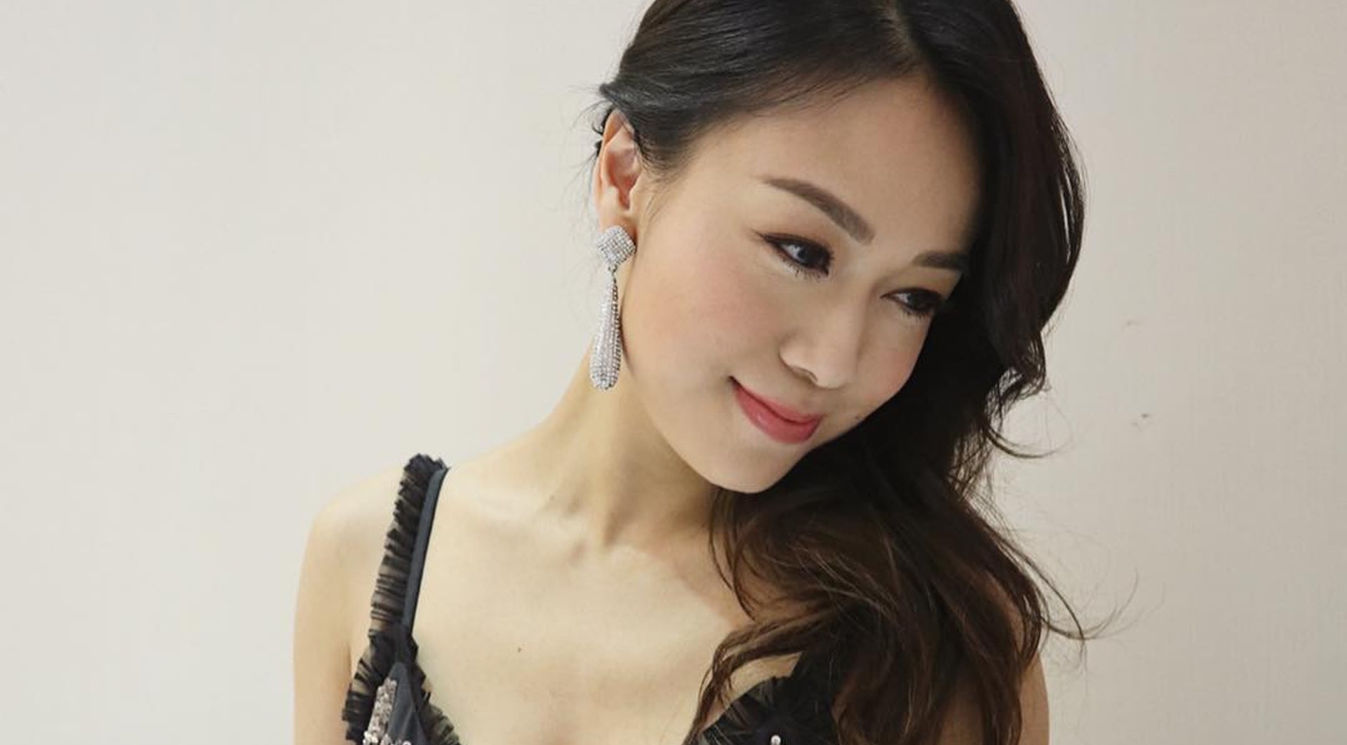 A hau Hong Kong Hoang Tam Dinh o lai TVB hinh anh