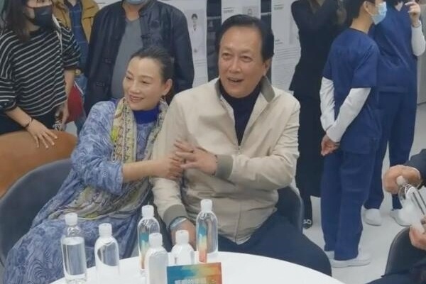 'Gia Cat Luong' Duong Quoc Cuong hoang so khi bi nu dong nghiep om hinh anh