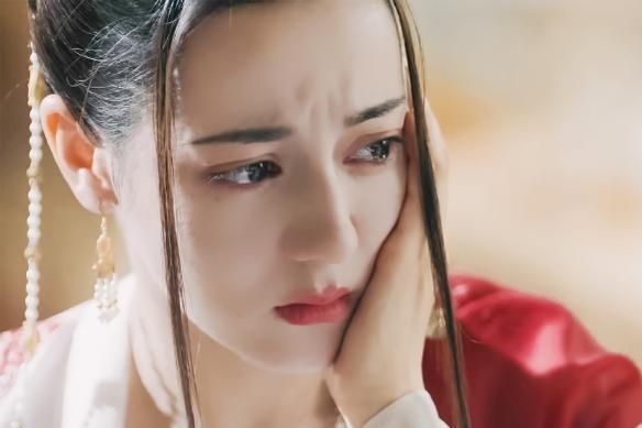 My nhan Dich Le Nhiet Ba bi che cuoi vi dien xuat do cung, luoi bieng hinh anh