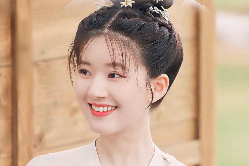 Nhan sac noi bat cua my nhan co trang Trieu Lo Tu hinh anh