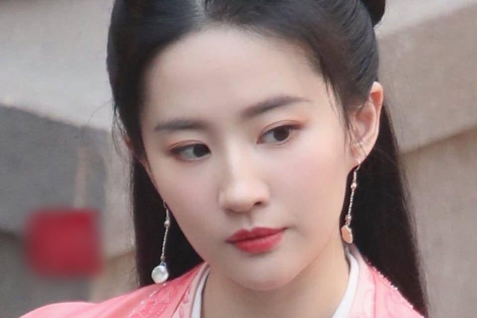 Tao hinh co trang cua Luu Diec Phi duoc khen xinh dep hinh anh