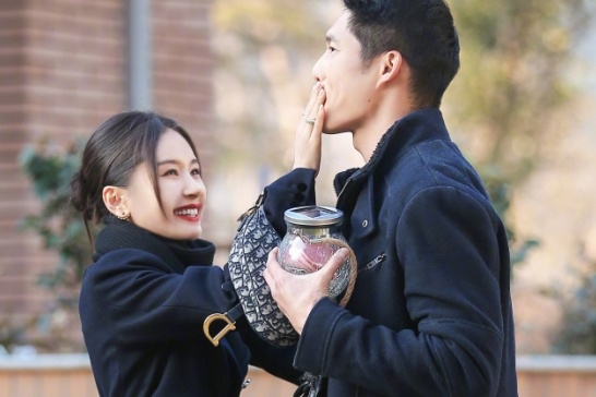 Nguoi dep 'Am Duong Su' cong khai hen ho doanh nhan tre hinh anh