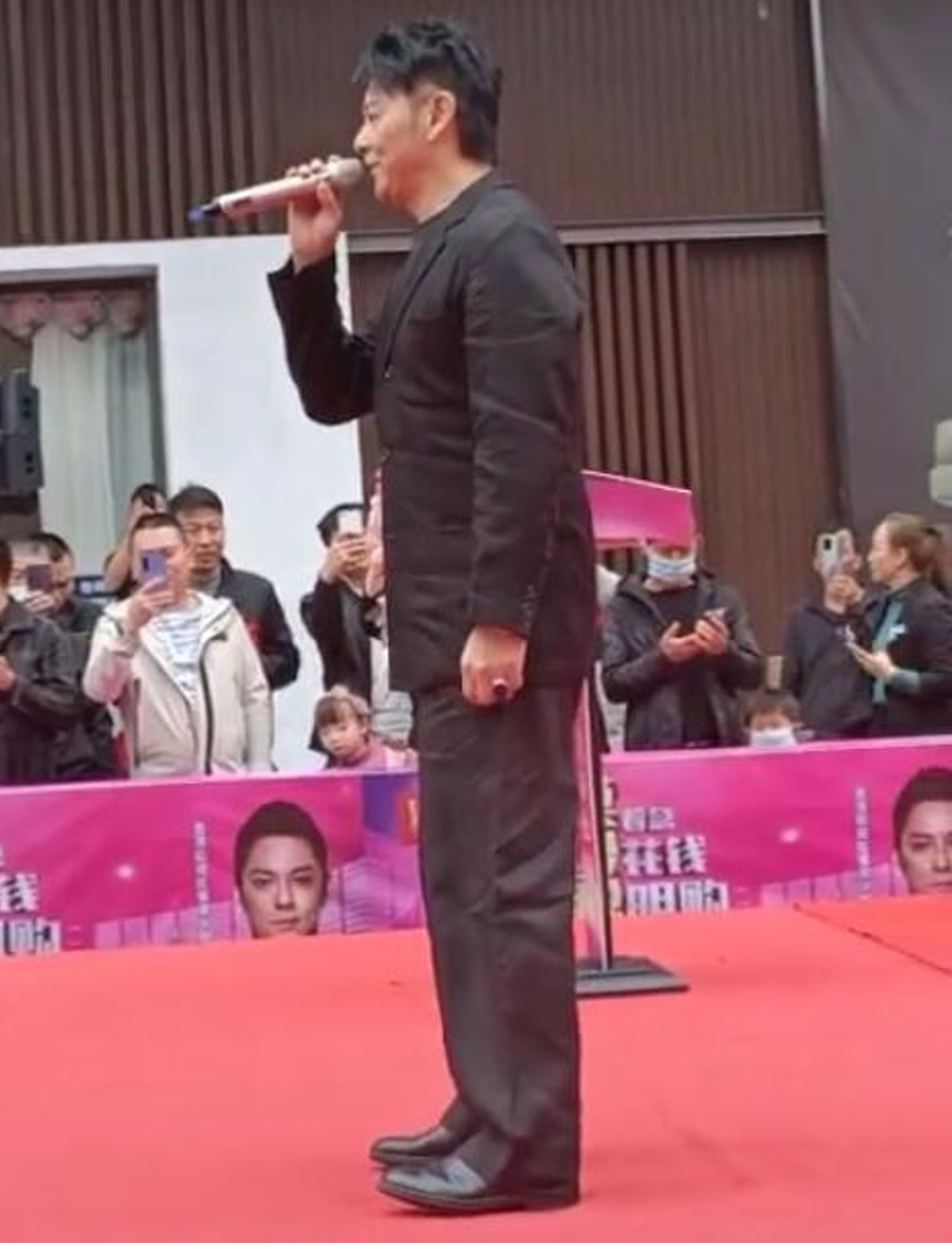 Mac Thieu Thong anh 2